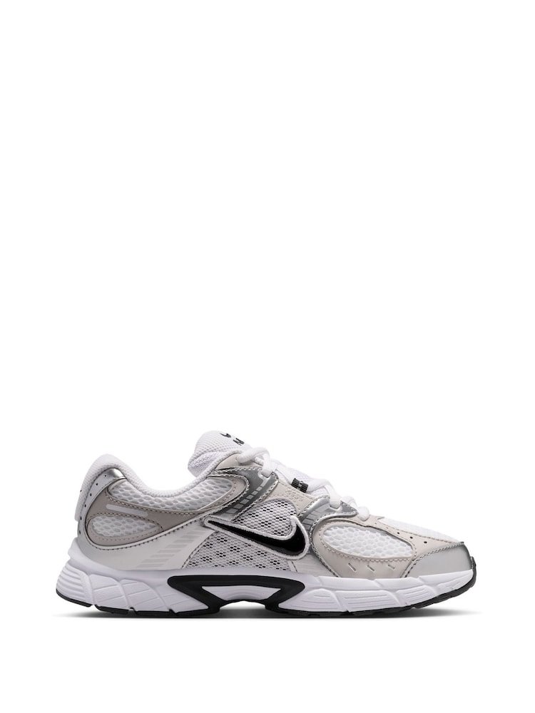 Nike white youth v5 Runner trainers